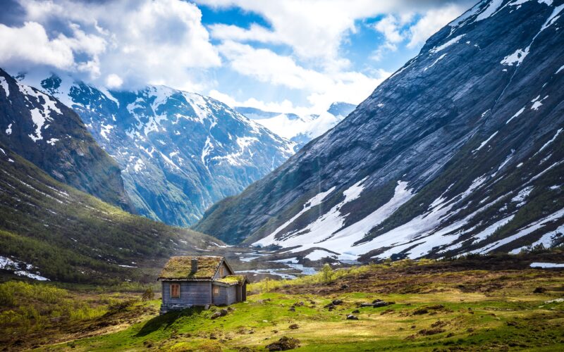 Solitary Haven in Norwegian Mountain Wilderness 4K Wallpaper
