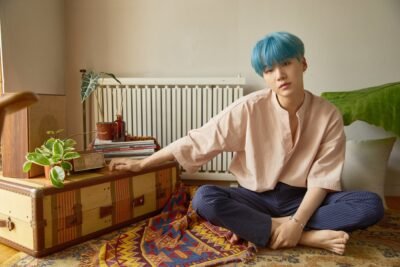 Suga's Cozy Corner: Blue-Haired Reflection 4K Wallpaper