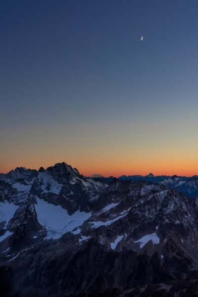 Sahale Dawn in North Cascades 4K Wallpaper