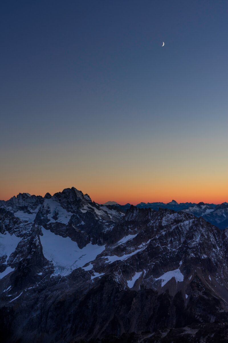 Sahale Dawn in North Cascades 4K Wallpaper