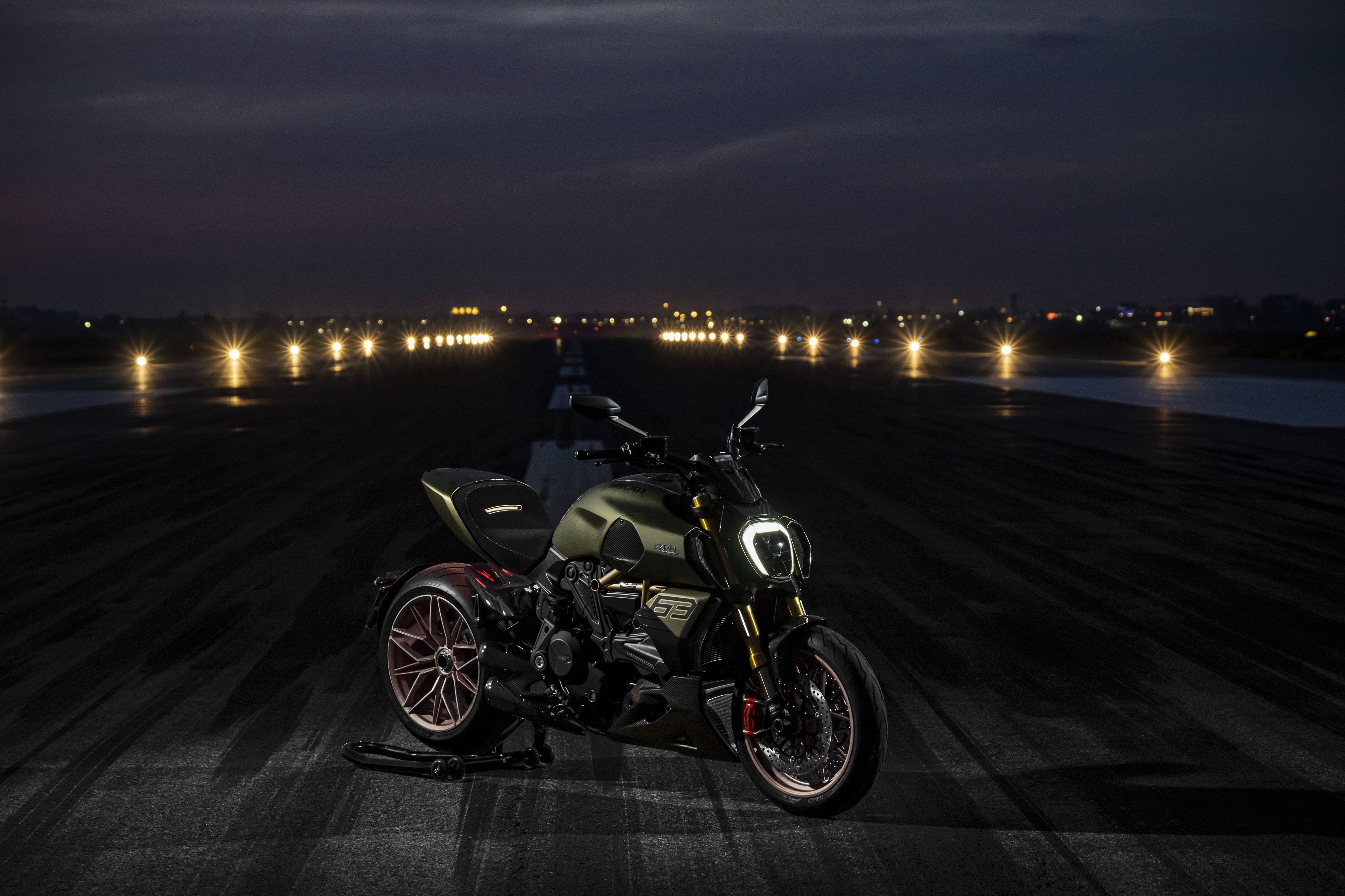 Ducati Diavel 1260 Lamborghini: Night's Dark Rider 4K Wallpaper