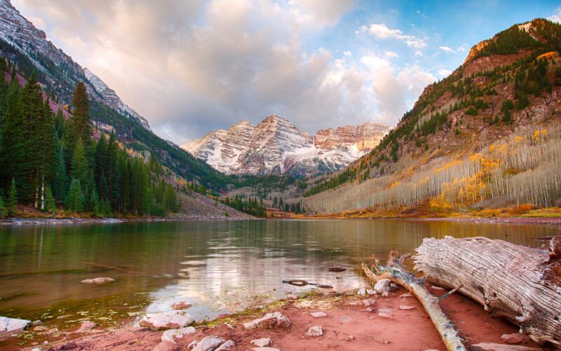 Majestic Maroon Bells Reflect in Serene Lake 4K Wallpaper
