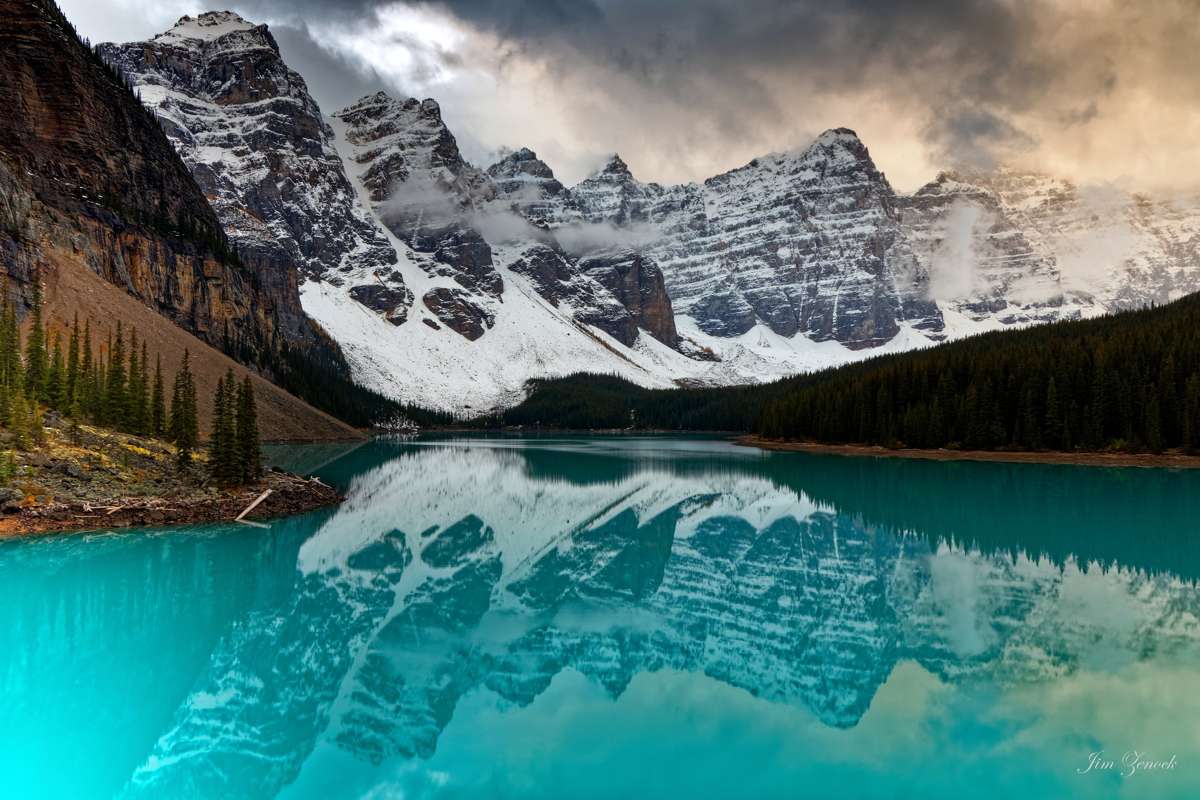 Moraine Lake's Majestic Alpine Reflection 4K Wallpaper