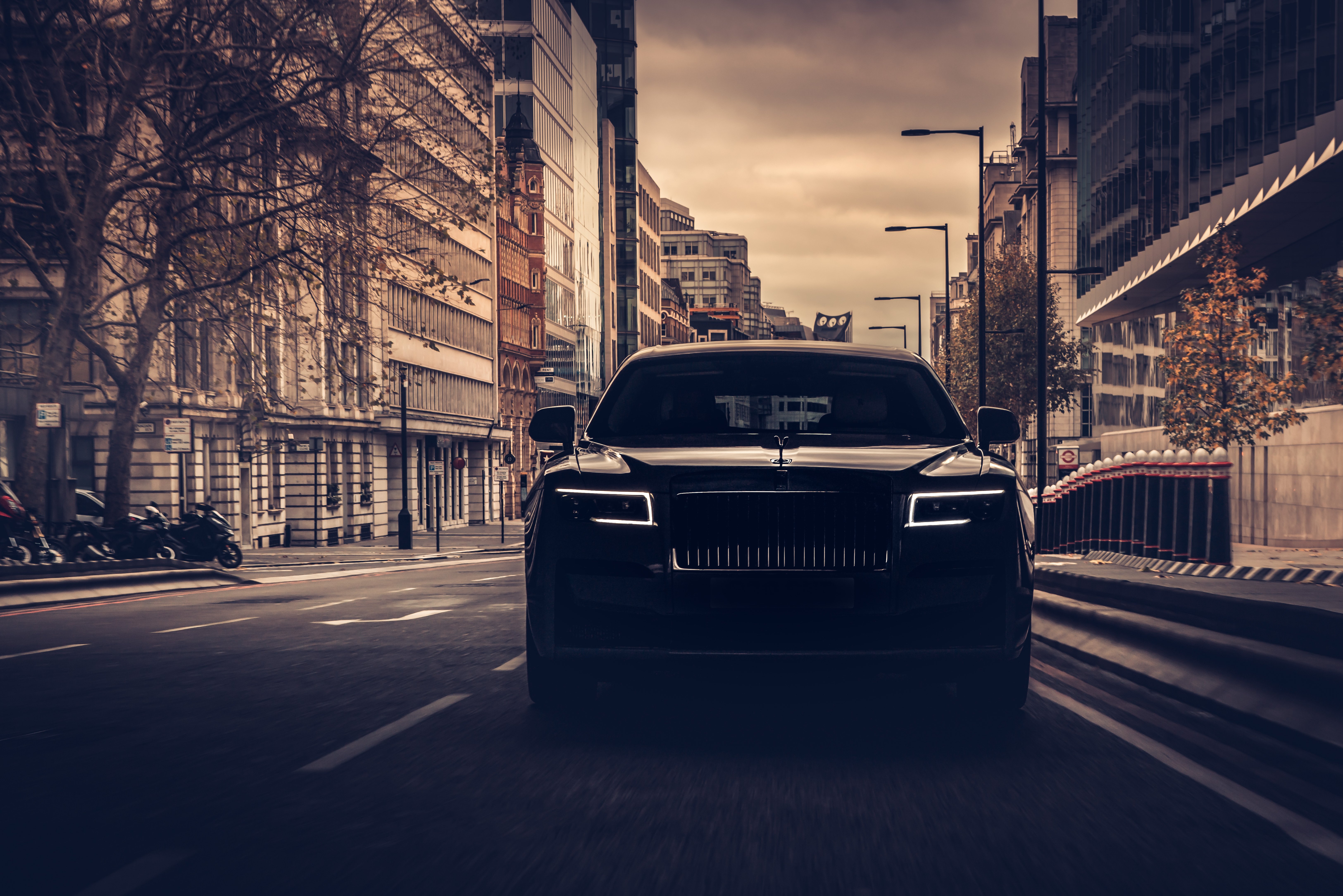 Rolls-Royce Ghost: Midnight Urban Elegance 4K 5K Wallpaper