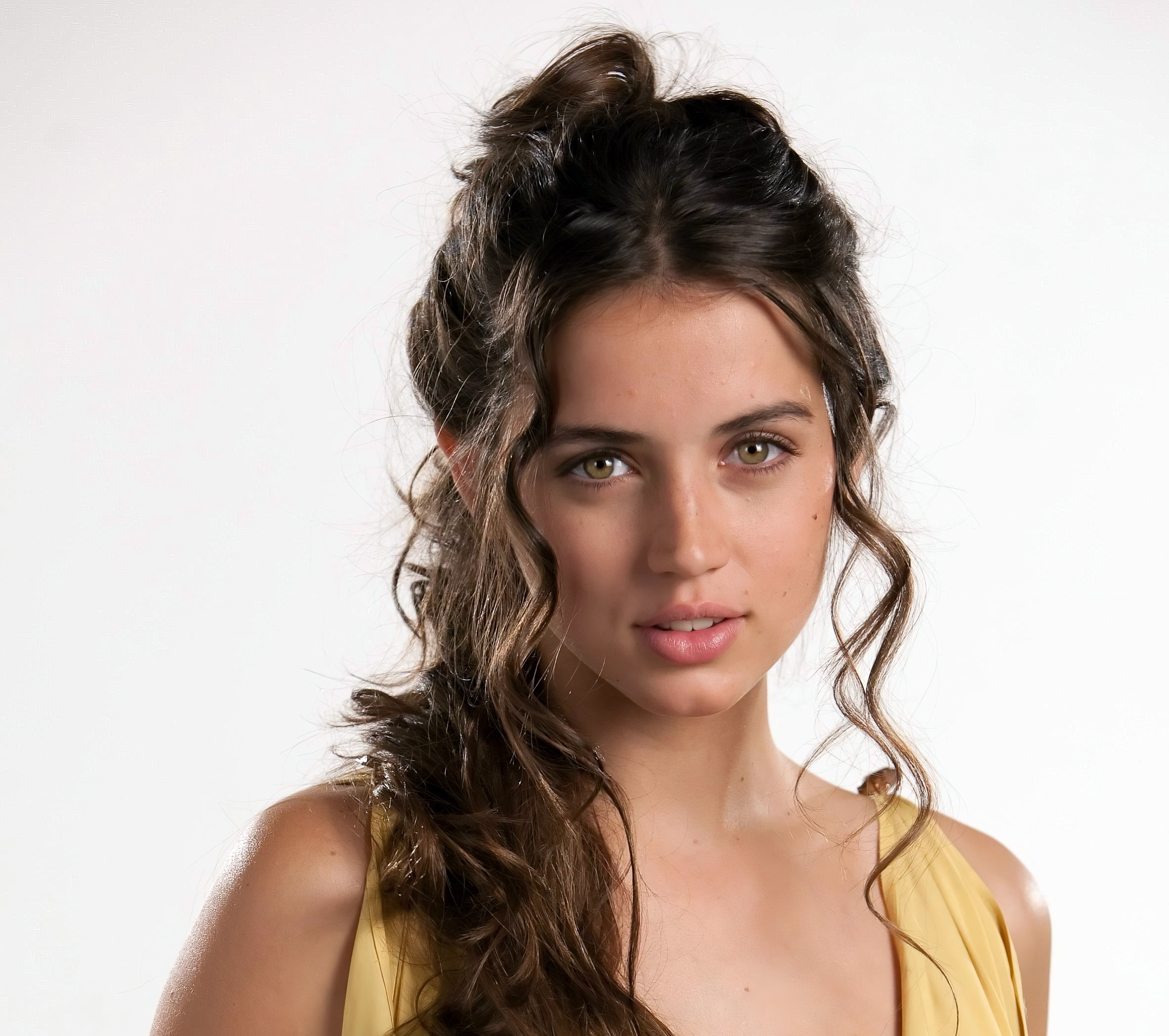 Ana de Armas: Elegant Portrait 4K Wallpaper