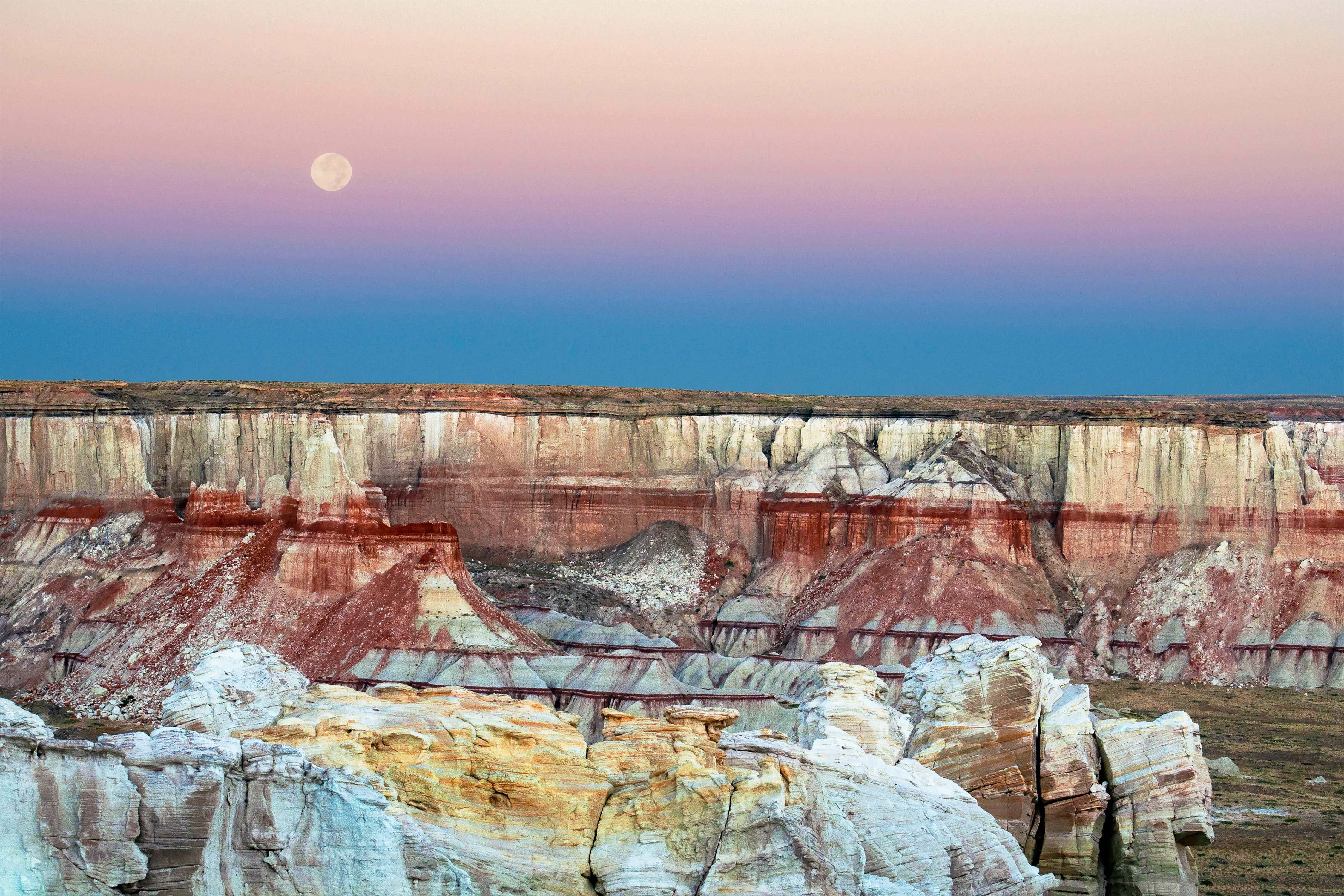 Moonrise Over Grand Canyon's Painted Rocks 4K Wallpaper