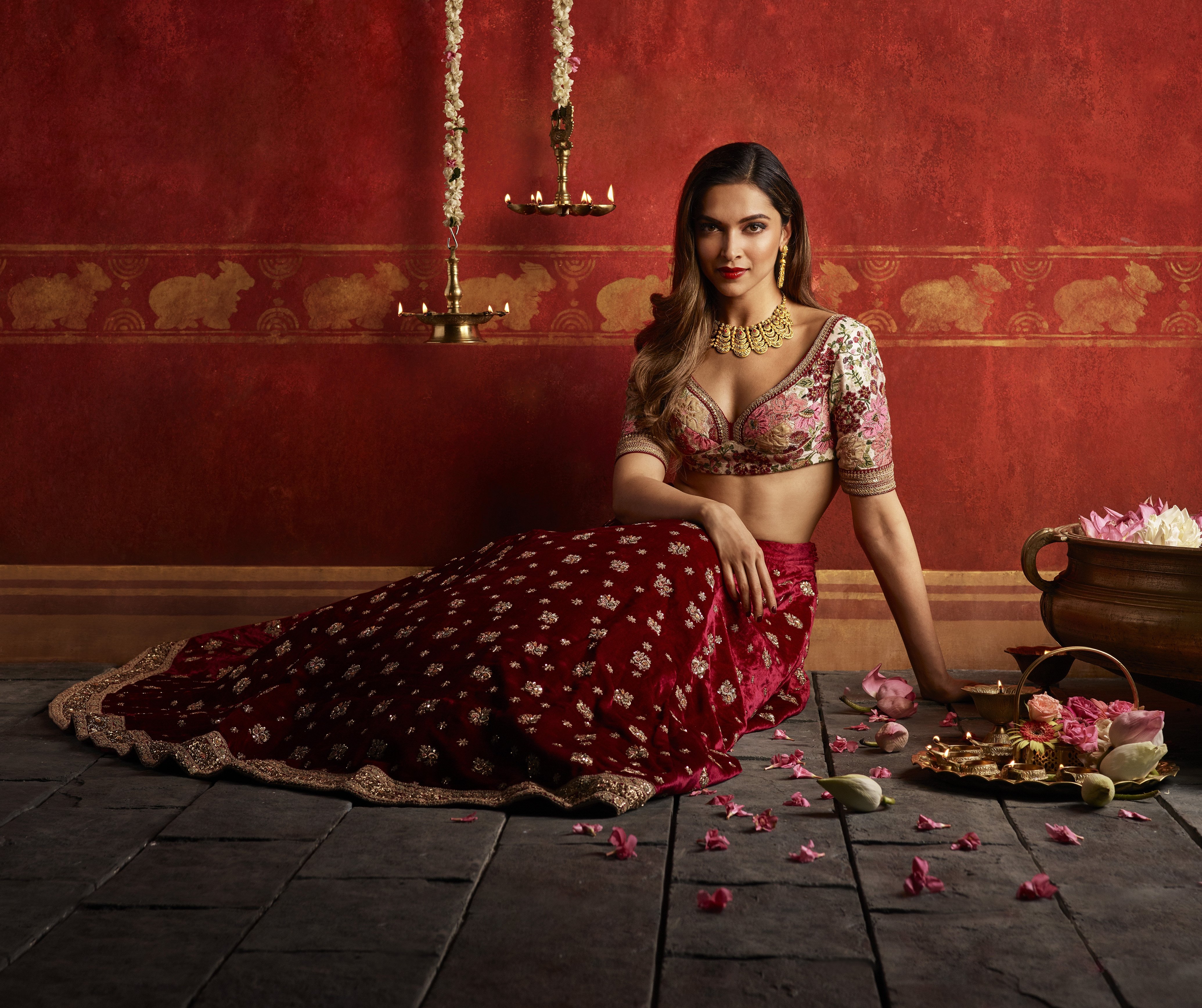 Deepika's Regal Ethnic Elegance 4K Wallpaper
