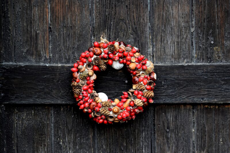 Rustic Christmas Wreath on Weathered Wood 4K 5K Wallpaper
