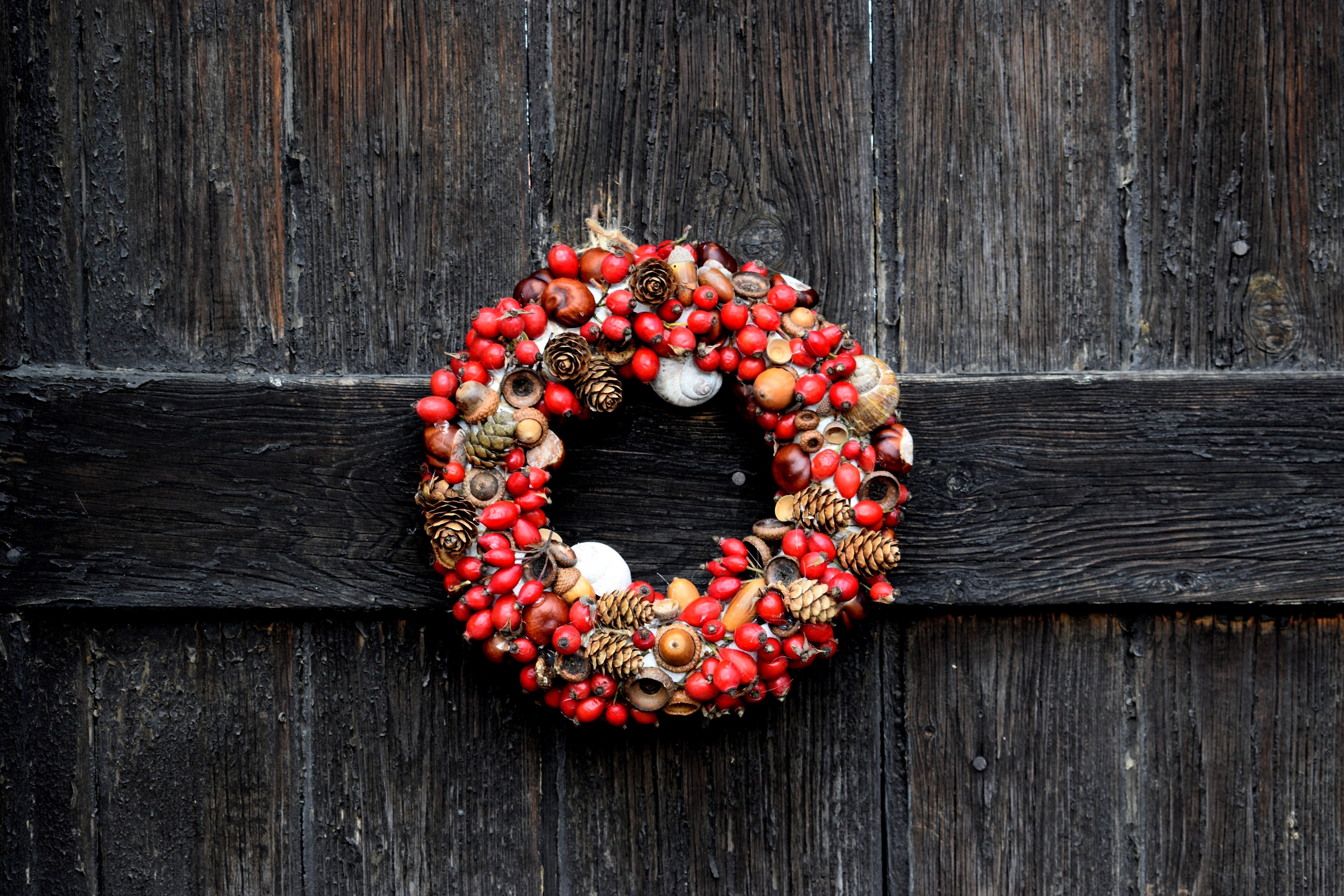 Rustic Christmas Wreath on Weathered Wood 4K 5K Wallpaper