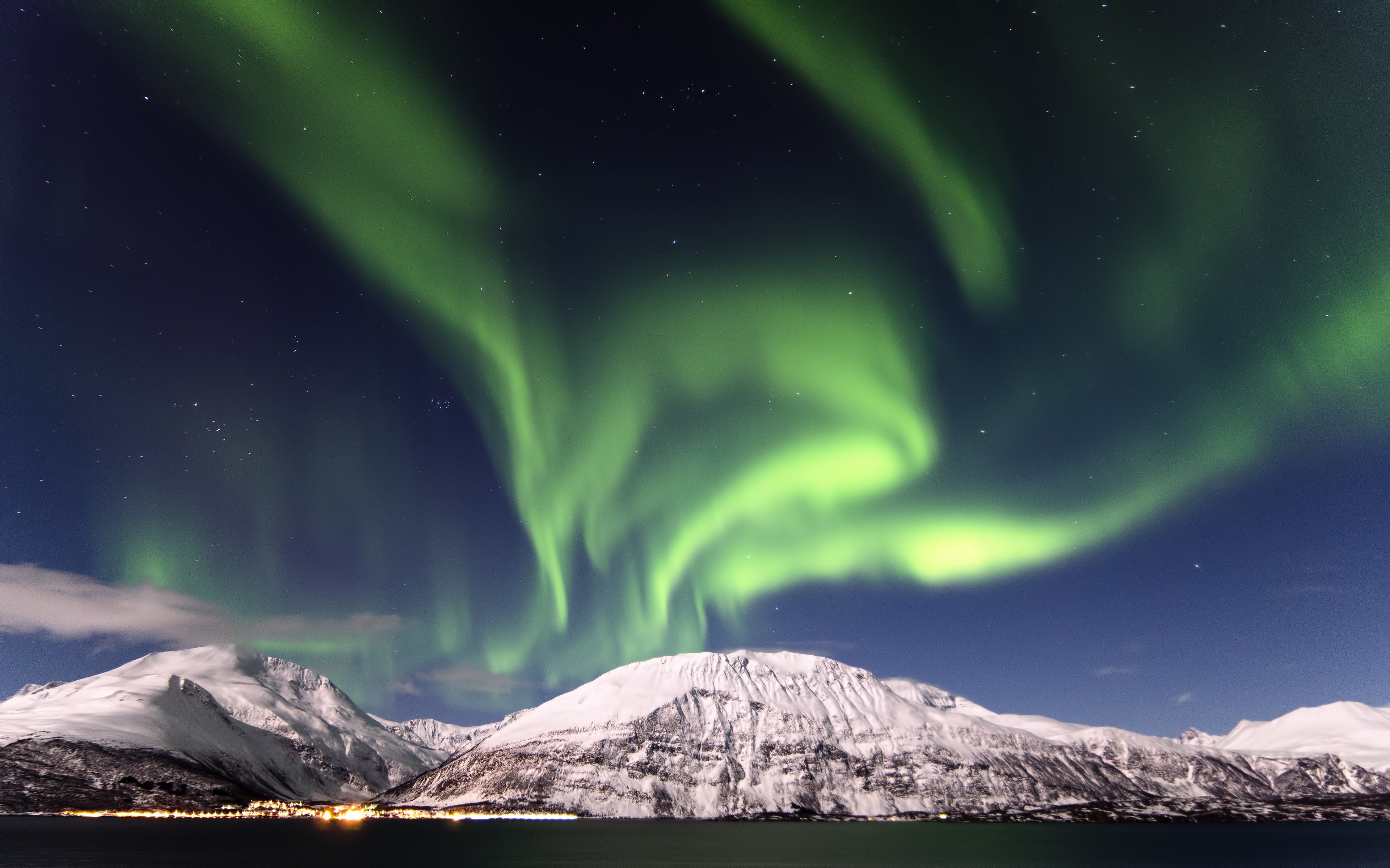 Northern Lights Dance over Snowy Peaks 4K Wallpaper
