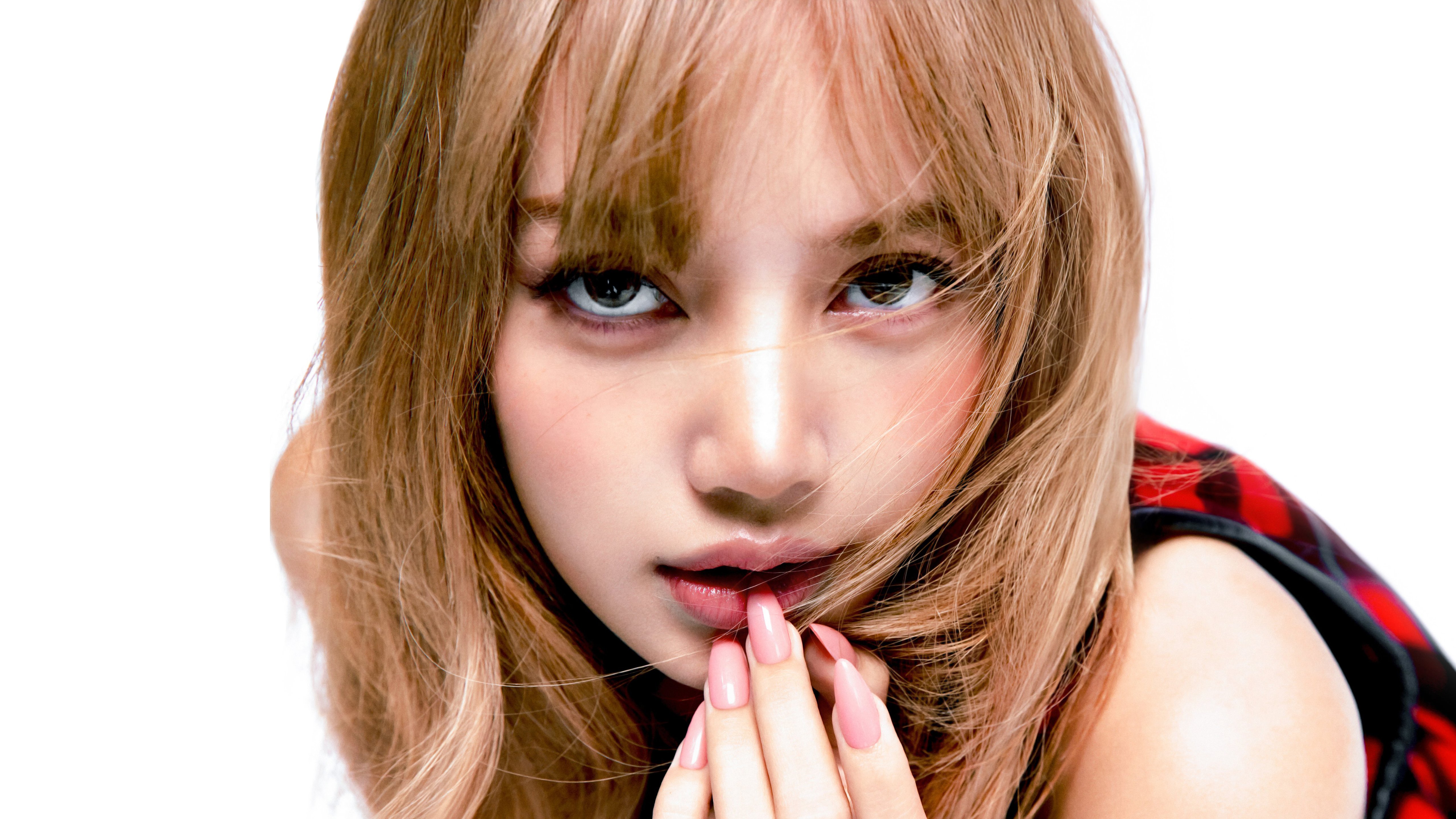 Lisa's Mesmerizing Gaze in Close-Up 4K 5K Wallpaper