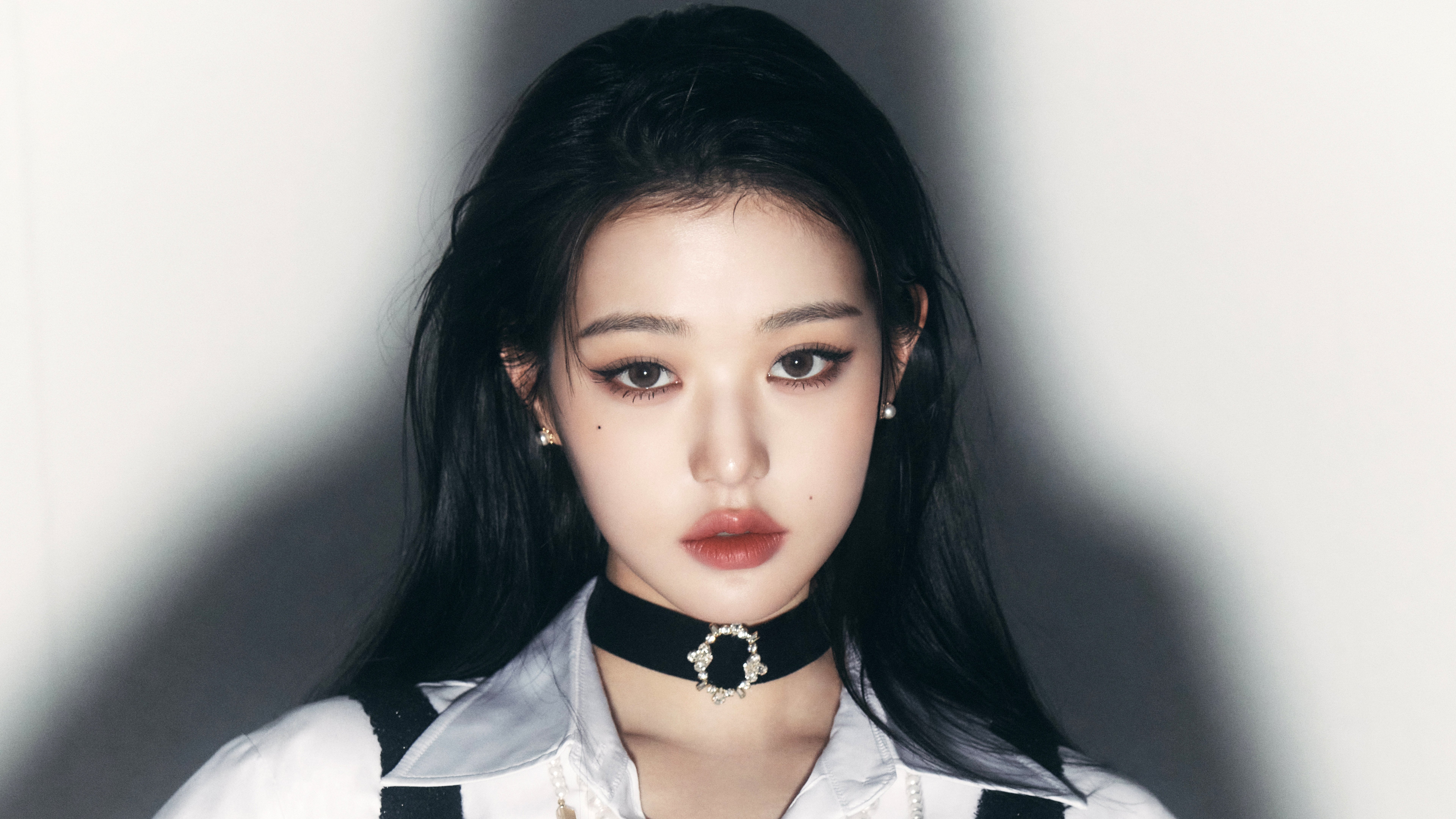 Wonyoung's Elegant Monochrome Portrait 4K 5K 8K Wallpaper