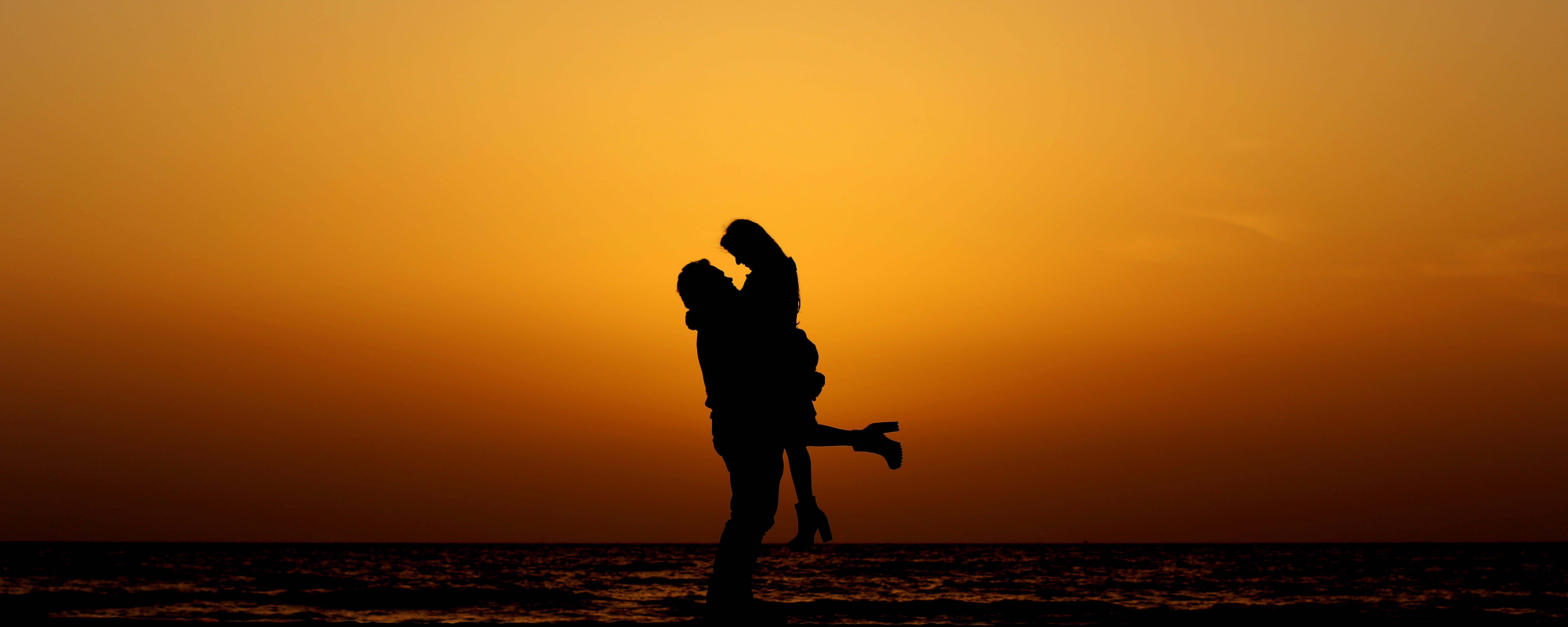 Sunset Embrace: Love's Silhouette 4K 5K Wallpaper
