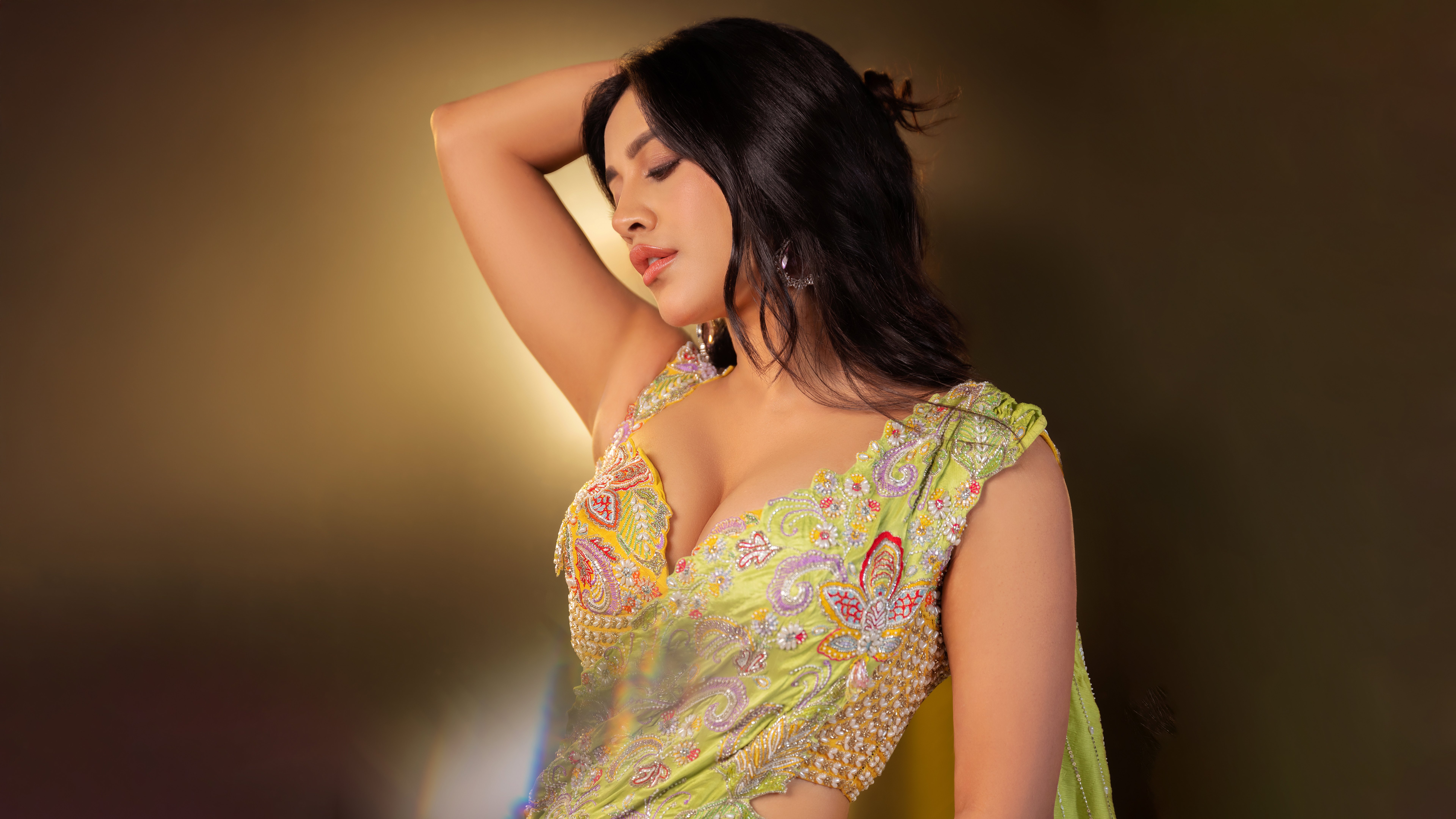 Nabha Natesh's Elegant Saree Glamour 4K 5K 8K Wallpaper