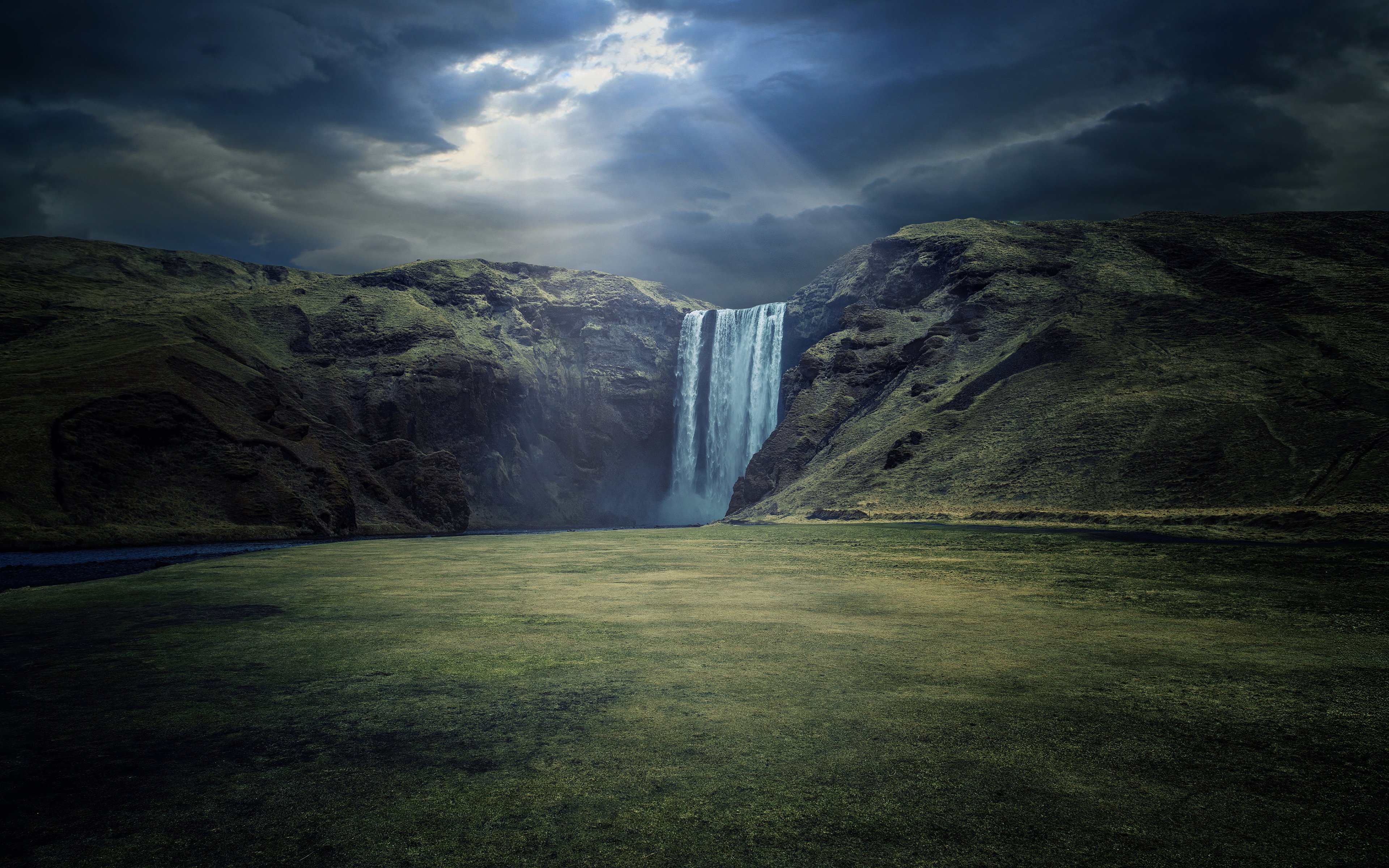 Skógafoss: Iceland's Majestic Waterfall Wonder 4K Wallpaper
