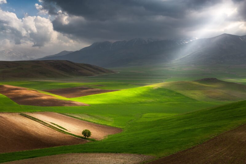 Solitude in Sibillini: A Landscape's Whisper 4K 5K Wallpaper